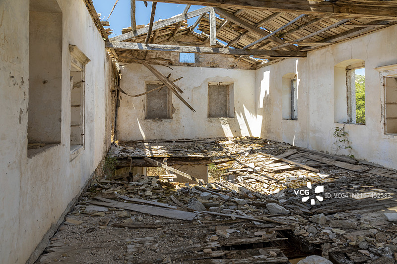 希腊科孚岛佩里西亚废弃村庄遗址图片素材