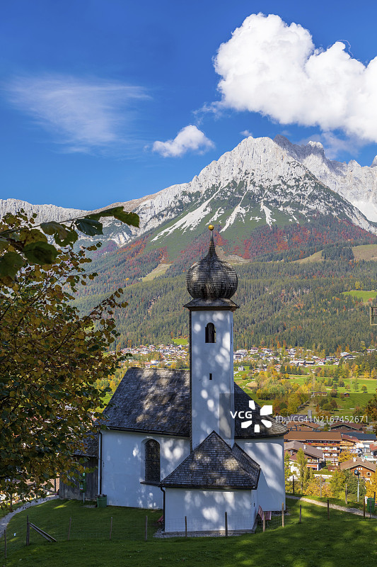 在维尔德皇帝面前埃尔毛上方的圣玛丽教堂，蒂罗尔，奥地利，欧洲图片素材