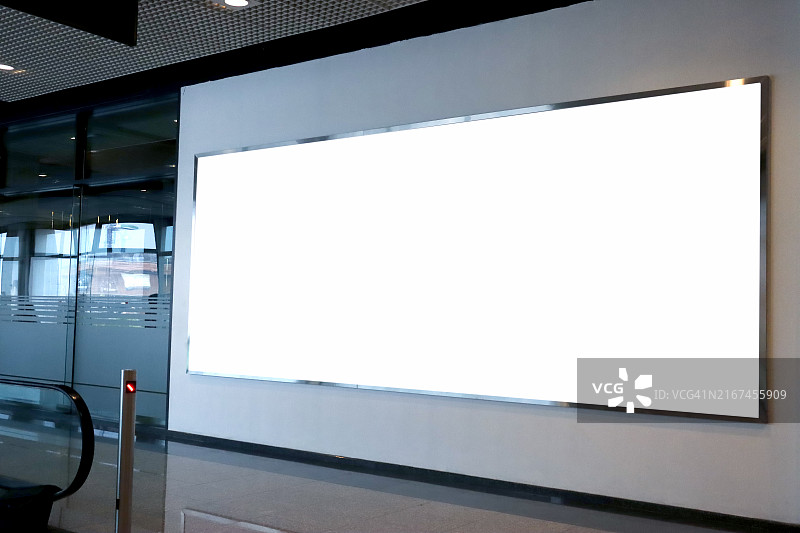 公共场所的空白横向大海报商场扶梯附近的广告牌图片素材