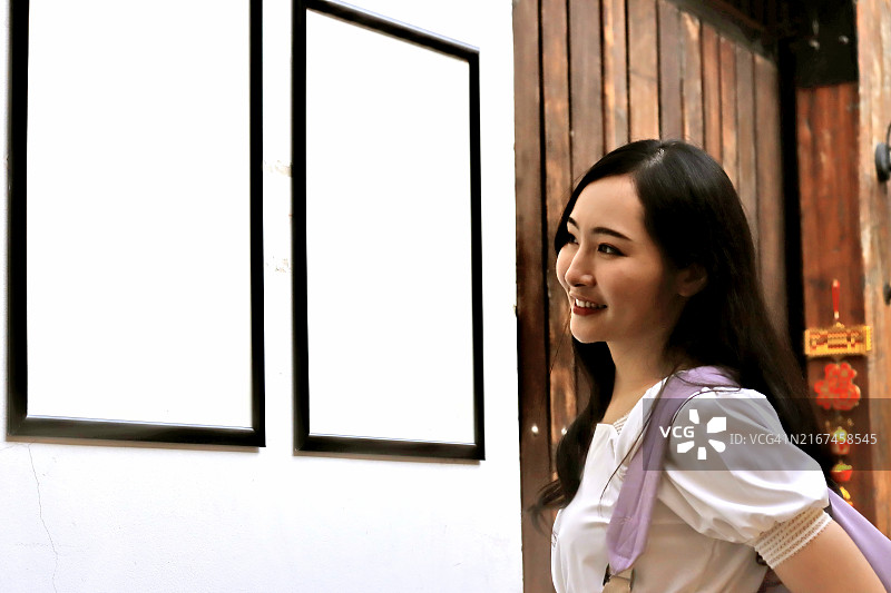 看着街上空白广告牌的女人图片素材