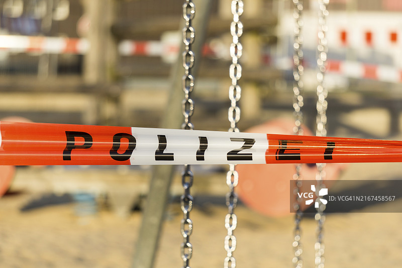 被警戒线封闭的儿童游乐场图片素材