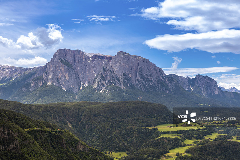 透过埃伊萨克山谷看到的施勒恩山，意大利南蒂罗尔图片素材