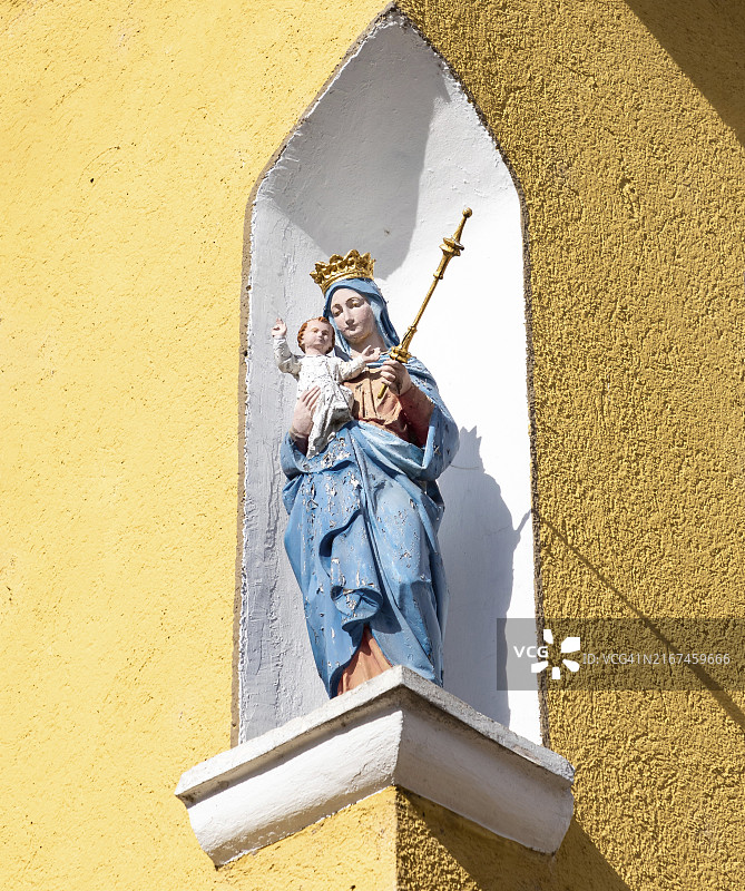 巴伐利亚房屋墙壁上的圣母与圣婴图片素材
