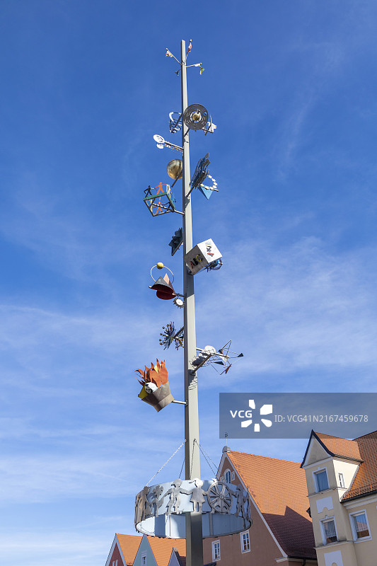 德国巴伐利亚艾夏赫的现代五月柱图片素材