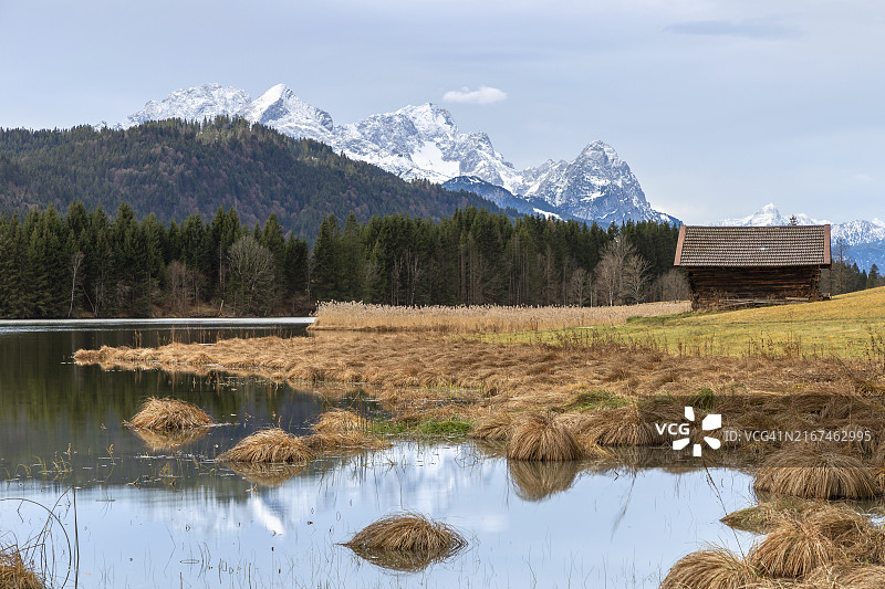 从格罗尔德湖远眺楚格峰图片素材