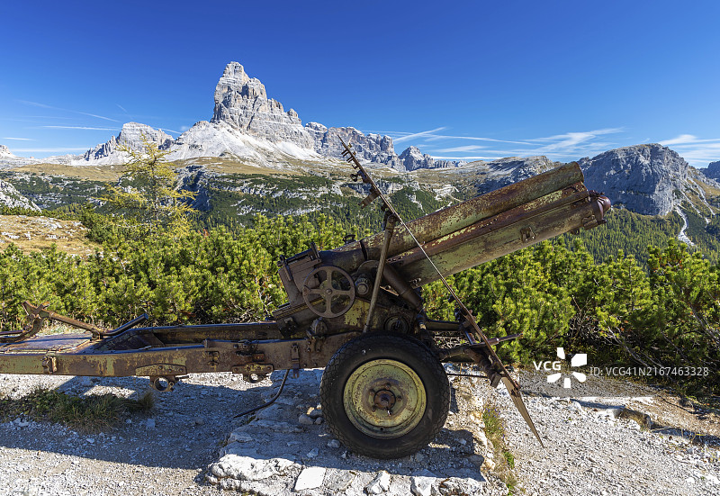 多洛米蒂山区皮亚纳峰上的一战时期枪支图片素材