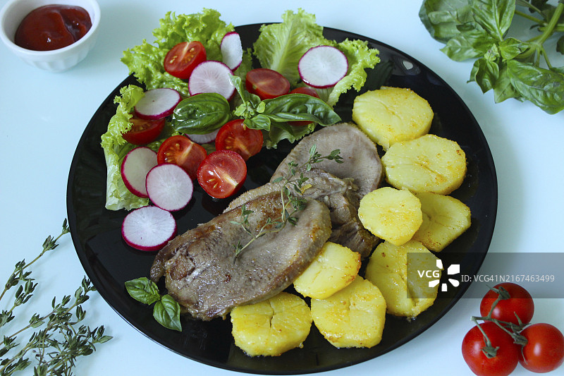 猪肉土豆蔬菜沙拉拼盘图片素材