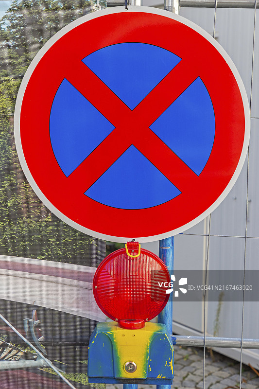 道路施工现场禁止停车标志和路灯图片素材