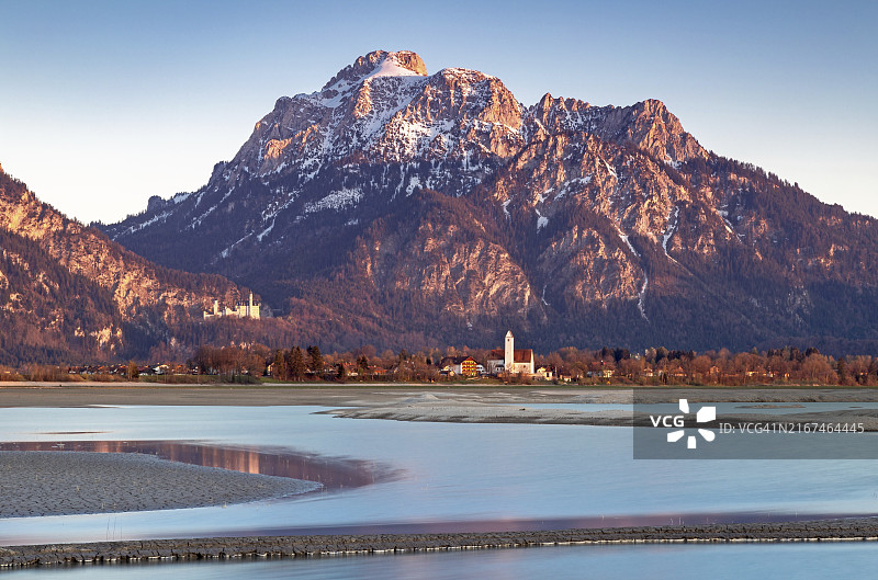 从干涸的福根湖远眺新天鹅堡图片素材