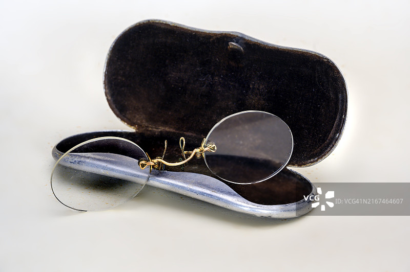 助视器，带外壳的古董夹鼻眼镜图片素材