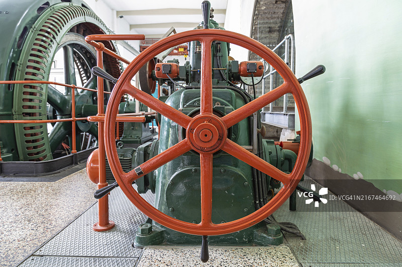 旧发电站中涡轮调速器的控制轮图片素材