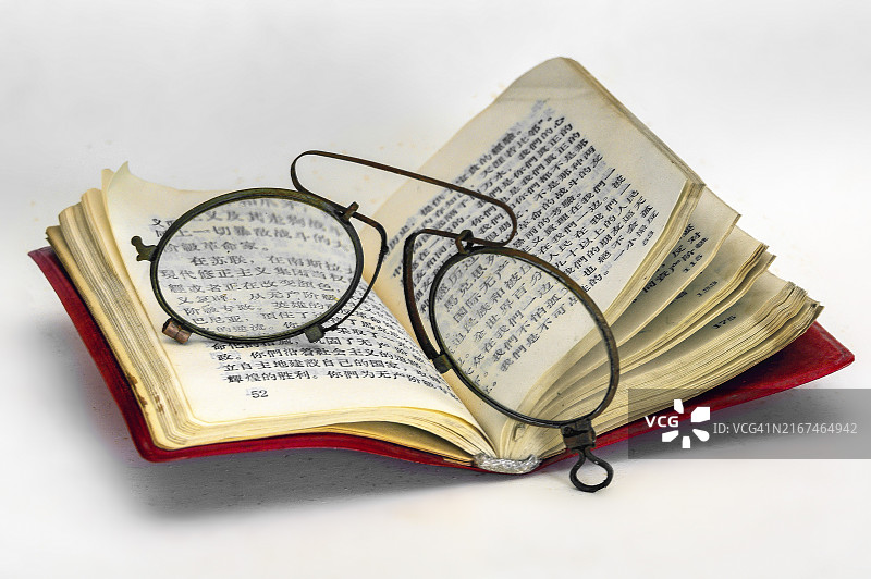 视觉辅助：毛主席语录上的夹鼻眼镜图片素材