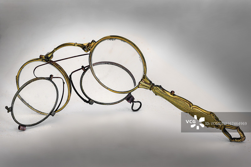 视觉辅助工具：古董手持单片眼镜和夹鼻眼镜图片素材