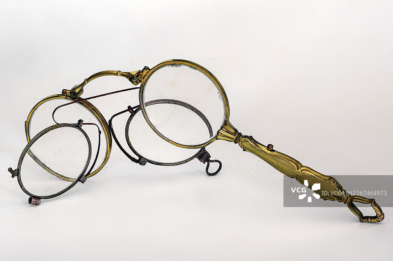 视觉辅助工具：古董手持单片眼镜和夹鼻眼镜图片素材