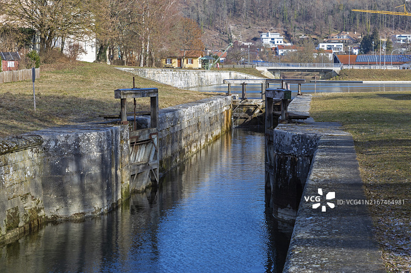 凯尔海姆历史悠久的Ludwig Danube Main运河上的锁图片素材