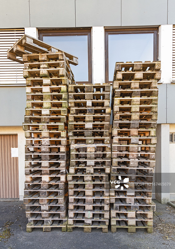 后院堆放的旧木托盘图片素材