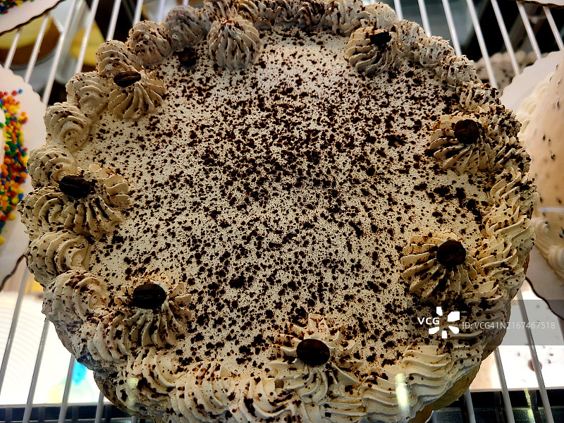 展示柜中的装饰蛋糕图片素材