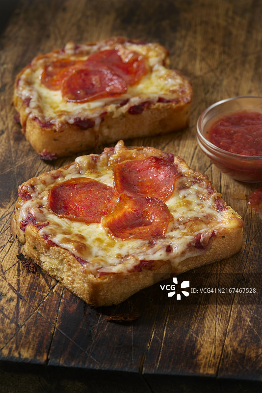 香脆蒜香意式香肠披萨图片素材