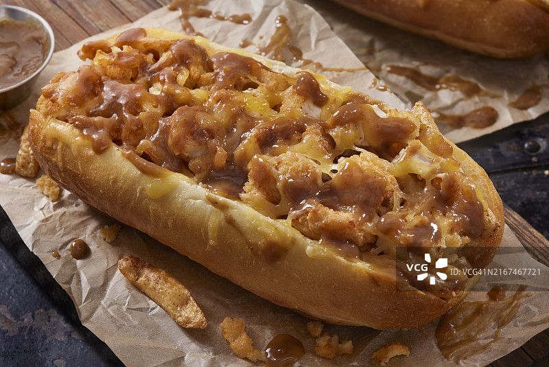 炸鸡条三明治配薯条、肉汁和奶酪图片素材