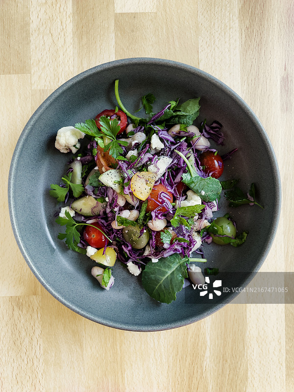 木质背景下一碗含白豆的新鲜沙拉图片素材