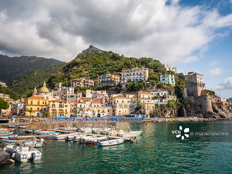 切塔拉渔村风光：海滩、码头、防御塔、教堂和彩色房屋，阿马尔菲海岸，意大利南部图片素材
