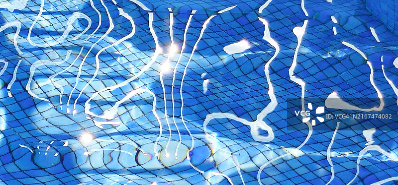 泳池中水中运动的白色倒影图片素材