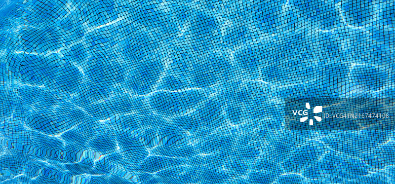 泳池中的倒影运动图片素材