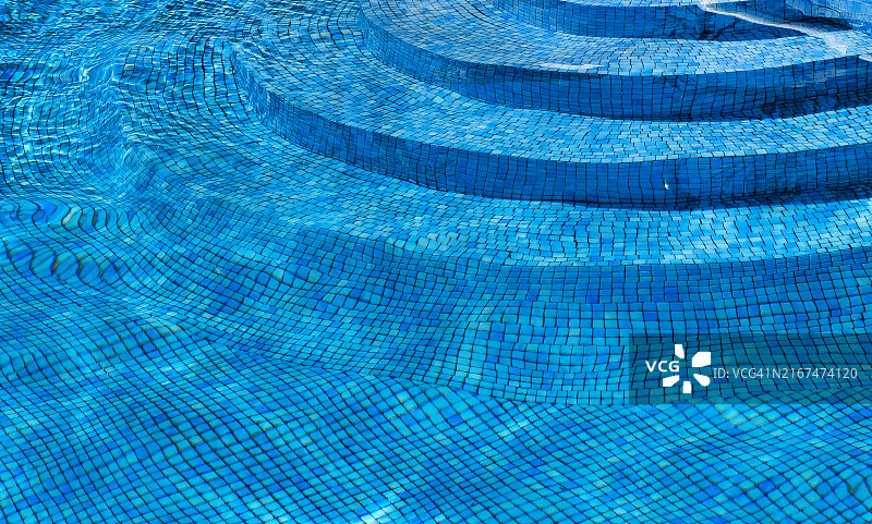 游泳池内的室内楼梯图片素材