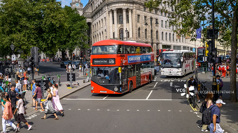 伦敦市中心的红色巴士交通街景图片素材