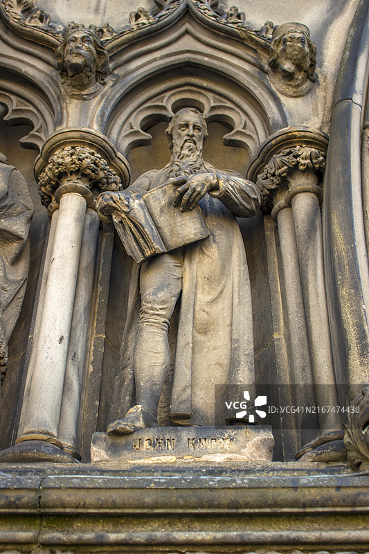 苏格兰爱丁堡圣吉尔斯大教堂的约翰·诺克斯雕塑图片素材