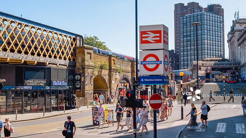 英国伦敦市中心滑铁卢大街的商店和餐馆图片素材