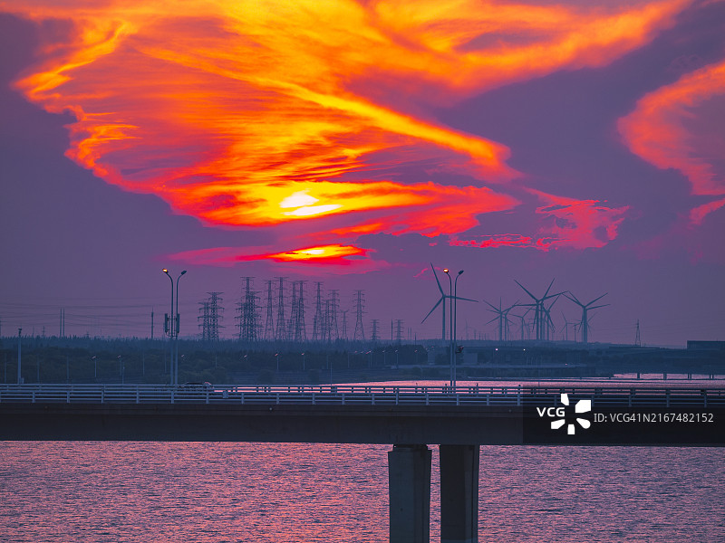 手枪或枪支、警察徽章、防毒面具、军用坦克、直升机、军衔和喷气式战斗机图标矢量素材图片素材