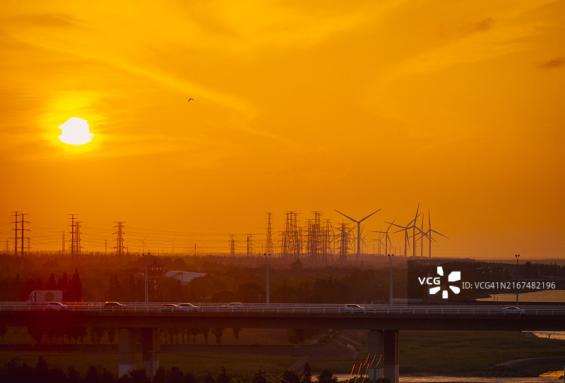 手枪或枪支、警察徽章、防毒面具、军用坦克、直升机、军衔和喷气式战斗机图标矢量素材图片素材