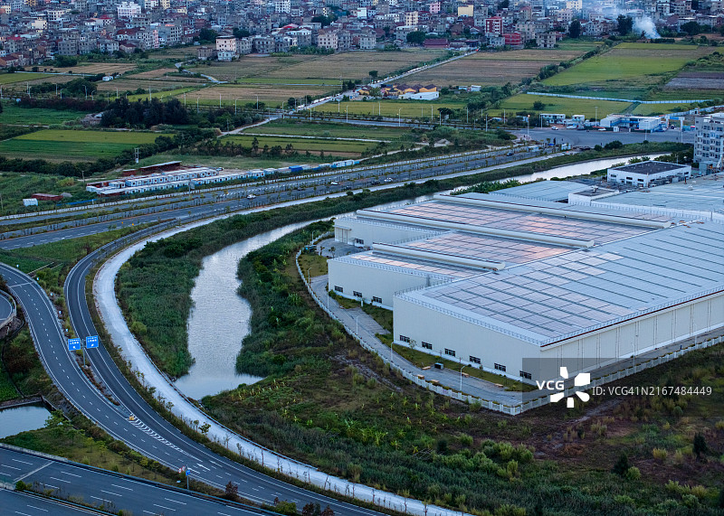 屋顶有太阳能发电厂的工业建筑图片素材