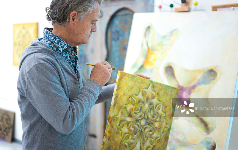 工作室里的画家图片素材