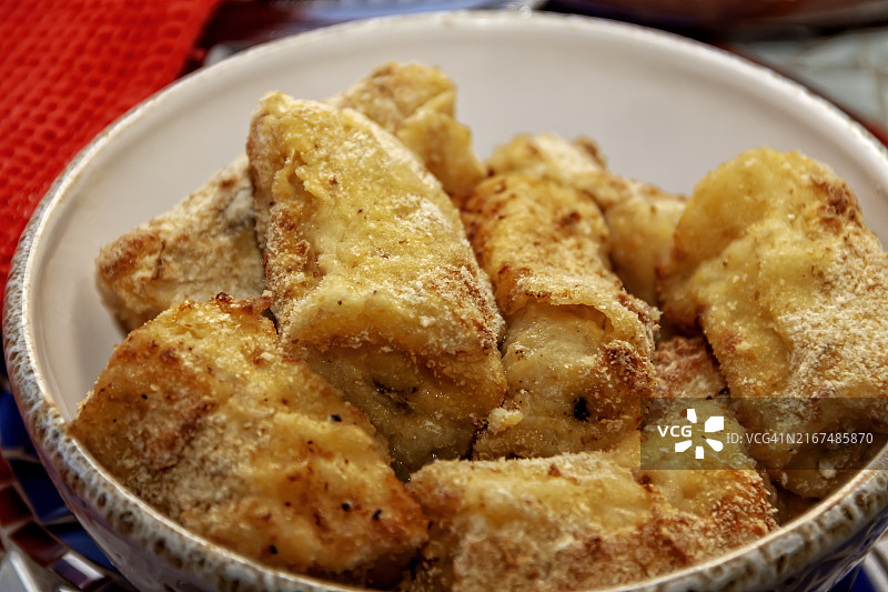 从上方看到的陶瓷碗里的香蕉片图片素材