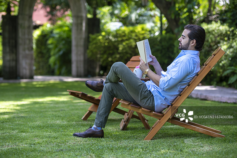 年轻人在户外阅读图片素材