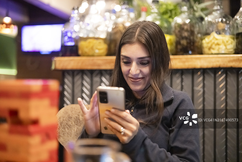 女子在秘鲁热水镇的餐厅里享受轻松的下午图片素材