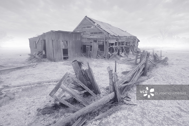 雾气弥漫的破旧木制剪毛棚图片素材