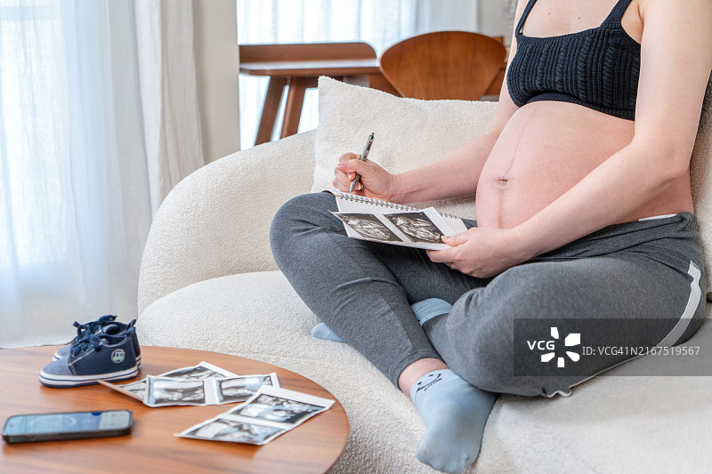 孕妇们交流病史和症状图片素材