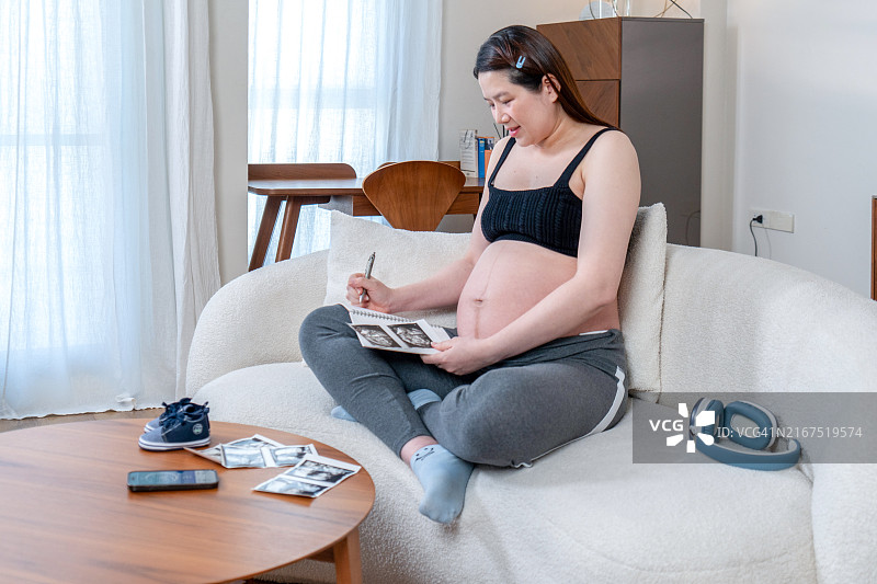 孕妇们交流病史和症状图片素材