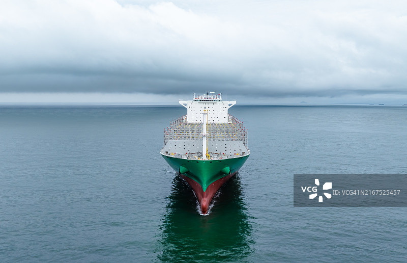 空集装箱货轮航行特写图片素材