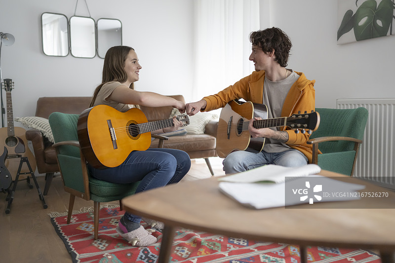 男人教女孩弹吉他图片素材