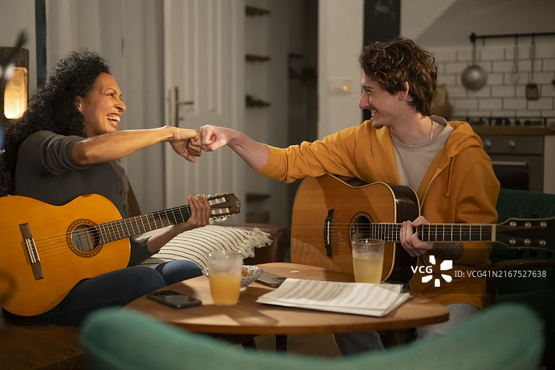 女人和年轻男人友好地碰拳图片素材