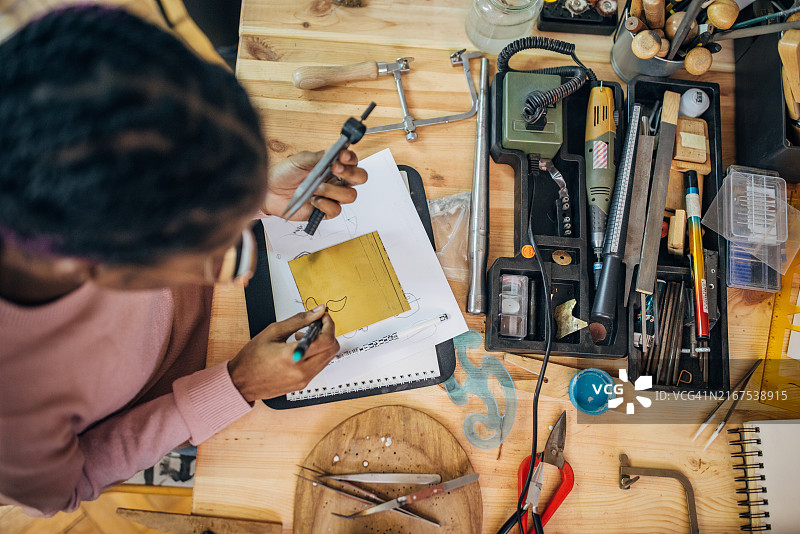 制作工艺项目的人的俯视图，工具在附近图片素材