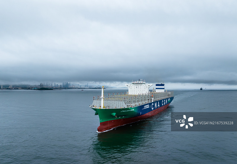 集装箱船停靠中国山东省青岛新前湾集装箱码头图片素材