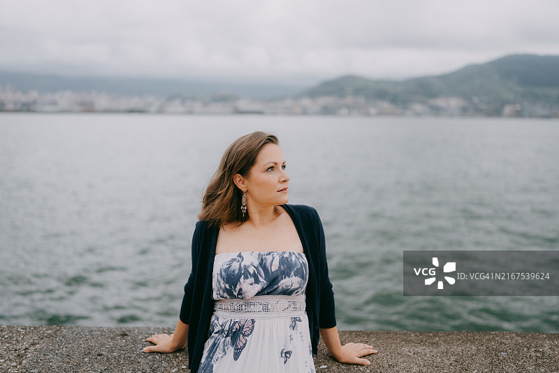 女子在海边欣赏风景图片素材