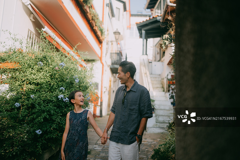 父女在西班牙小巷中漫步图片素材