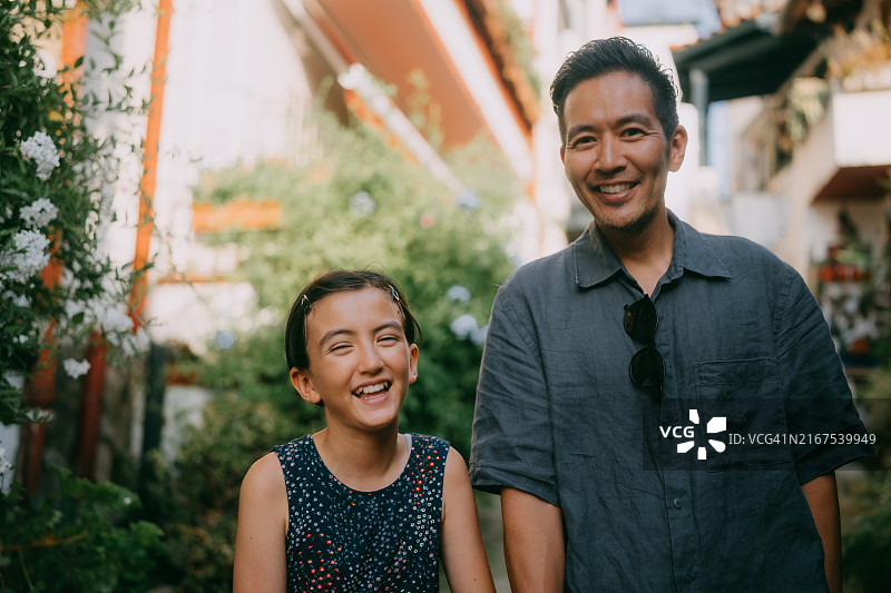 父女在西班牙小巷中漫步图片素材