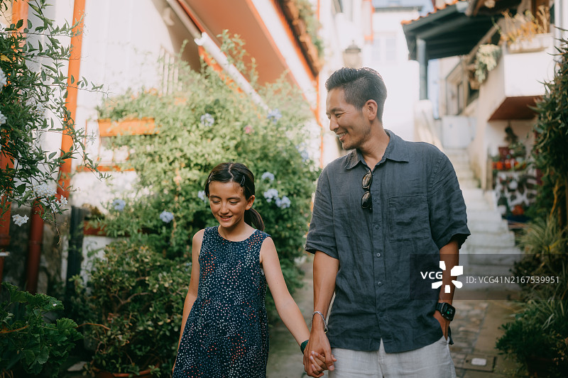 父女在西班牙小巷中漫步图片素材
